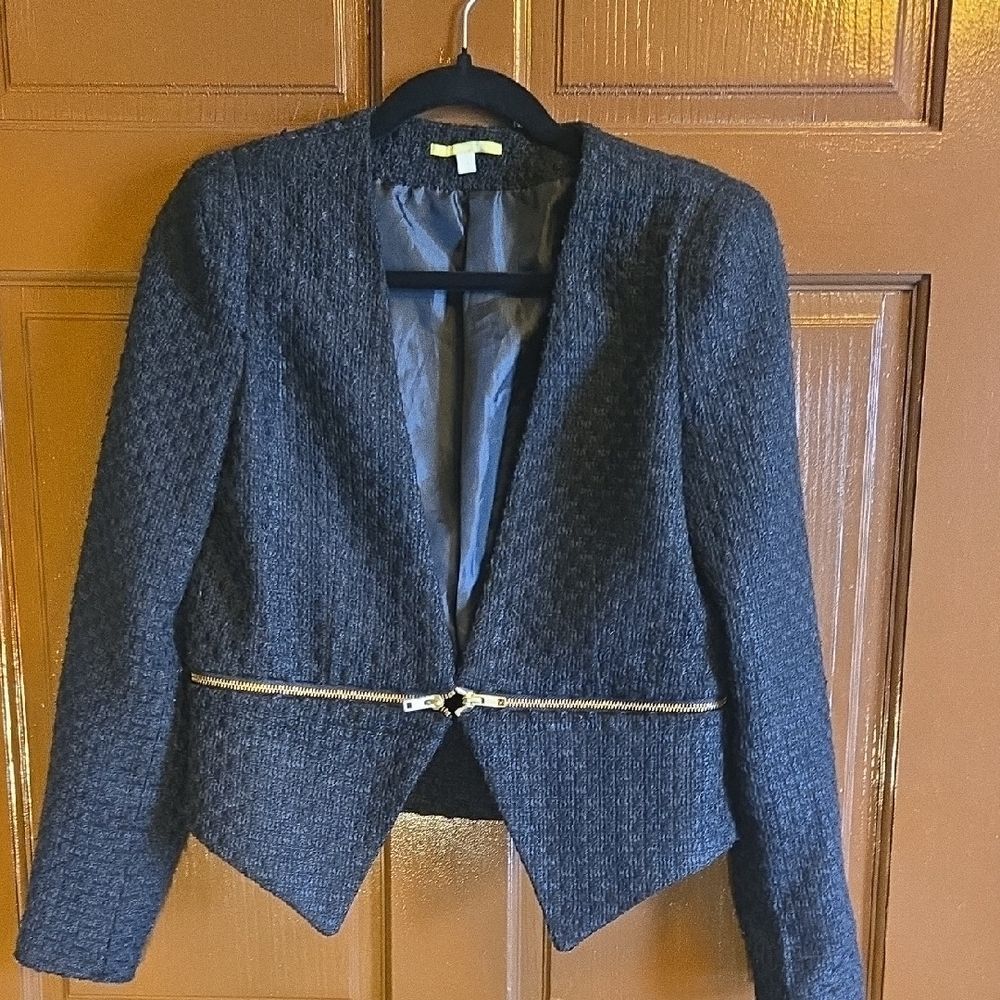 Gianni Bini-Blk textured short jkt with zipper around bottom & sleeves Sz M.